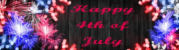7月4日の幸せの背景 花火と木製の素朴な黒のテクスチャにアメリカ合衆国のフラグの色で赤青白のボケで作られたフレーム — ストック写真