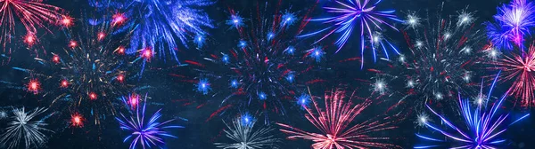 新年快乐背景横幅全景 深夜里蓝白红色烟火 — 图库照片