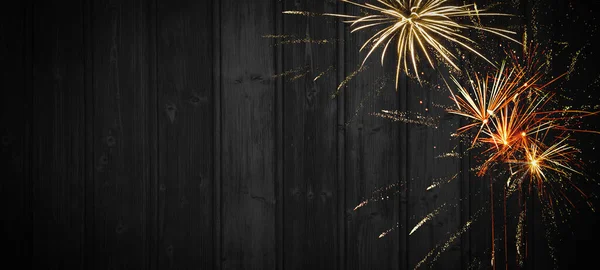 Silvester Party Πρωτοχρονιάτικο Fireworks Background Πυροτέχνημα Ρουστίκ Μαύρη Ξύλινη Υφή — Φωτογραφία Αρχείου