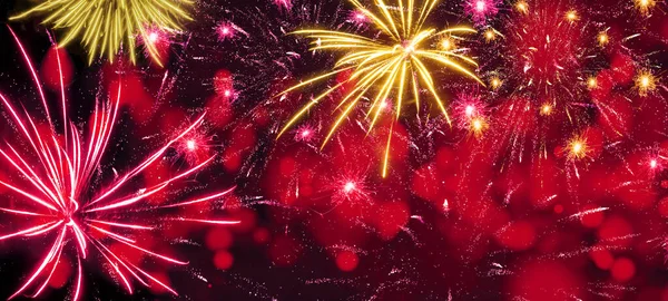 シルベスター新年会花火の背景 暗い黒の夜に赤いボケのライトと抽象的なカラフルな花火 — ストック写真