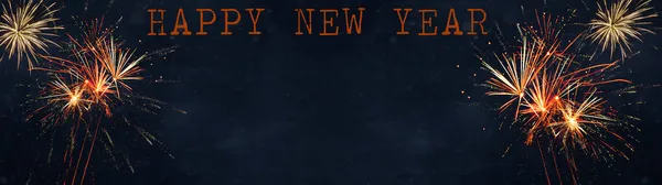 Happy New Year Fireworksバックグラウンドバナーパノラマ長 素朴なダークブルーの夜空のテクスチャで花火 — ストック写真
