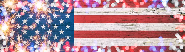 7月4日 银器或其他节日背景的快乐 木制乡村复古质感上的美国国旗 闪烁着火花和烟火 — 图库照片