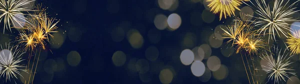 Happy新年西尔维斯特庆祝会背景横幅全景 金黄色烟火和深蓝色夜晚质感的防爆灯 — 图库照片