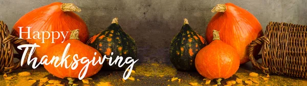 ハッピーサンクスギビング 野菜食品の背景バナーパノラマ 具体的なテクスチャとキッチンテーブルの上に別のカボチャやバスケットと秋の静物画 — ストック写真