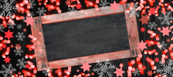 圣诞快乐 到来背景横幅模板 顶部视图从黑板 红色Bokeh灯 星星和冰晶 隔离在黑暗的黑色乡村木板墙壁纹理 — 图库照片
