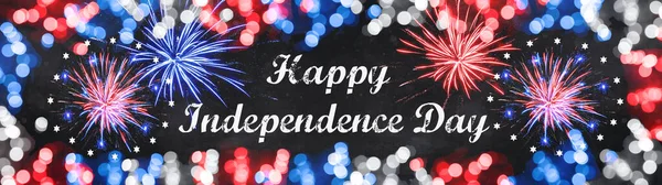 独立記念日 7月4日 背景バナーパノラマ お祝いの休日赤青白花火とボケの照明で作られたフレーム — ストック写真