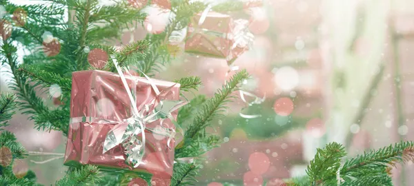 Christmas Background Banner Różowe Pudełka Prezenty Srebrną Wstążką Wiszące Choince — Zdjęcie stockowe