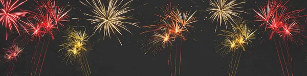 花火の背景バナーパノラマ 夏のパーティー フェスティバル シルベスター 暗い夜に コピースペースでカラフルなお祝い花火 — ストック写真