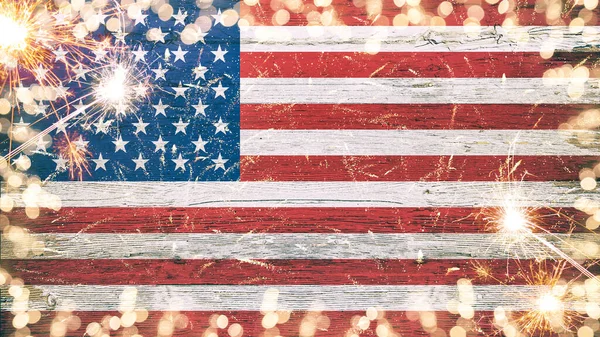 Mutlu 4 Temmuz, yeni yıl, gümüşçüler ya da diğer tatil geçmişleri - Tahta kırsal kumaş üzerine Amerikan bayrağı maytaplar ve havai fişekler