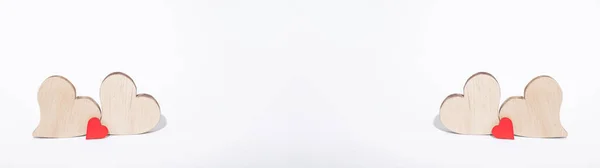 ハッピーバレンタインデーの背景バナーのパノラマ 白いハートが白いテクスチャに隔離された文字列に木製のハートとボケライトを持つ木製の服のペグに掛け テキストのためのスペース — ストック写真