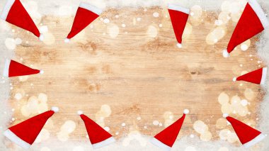 Kış arkaplanı - Kar ve kar tanelerinden yapılmış, ahşap desenli kırmızı Noel Baba şapkaları - Tex için alan olan üst manzara