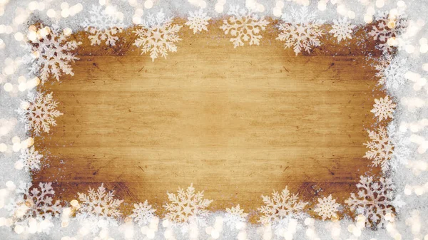 アドベント クリスマス 休日背景テンプレート 雪で作られたフレーム雪のフレーク 茶色の木のテクスチャ上の氷の結晶 テキストのためのスペースとトップビュー — ストック写真