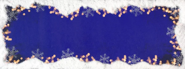 圣诞快乐 节日庆祝背景横幅全景模板 雪人框架 雪人框架 有雪花浮雕灯 星星和蓝色纹理的冰晶 顶部视图 — 图库照片