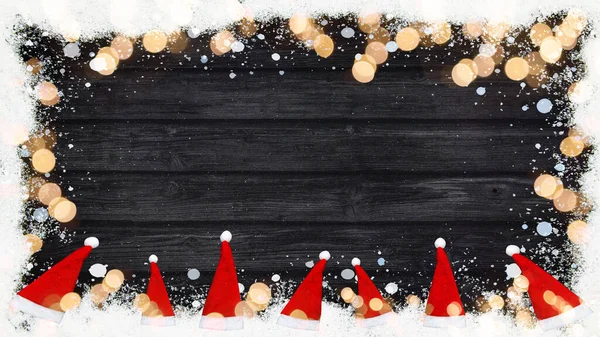 冬季背景 由雪和雪片制成的框架 顶部有黑色木制纹理的红色圣塔爪帽 顶部景观 空间为10度 — 图库照片