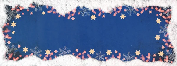 节日庆祝活动背景横幅全景模板 雪架与雪花灯笼 星星和深蓝色纹理的冰晶 顶部视图 — 图库照片