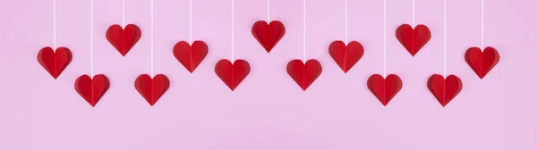 ハッピーバレンタインデーの背景バナーパノラマグリーティングカードテンプレート ピンクの紙のテクスチャに隔離された赤い吊るし心 — ストック写真