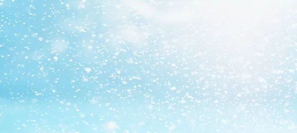 Sneeuwvlokken Geïsoleerd Blauwe Lucht Winter Achtergrond Panorama Banner Lang — Stockfoto
