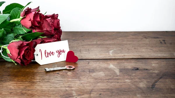 Dia Dos Namorados Bando Rosas Vermelhas Reboque Papel Coração Chave — Fotografia de Stock