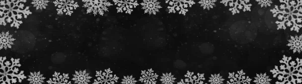 喜庆的冬季 圣诞节背景横幅全景贺卡模板 框架由白色冰晶和黑色夜空中的雪花制成 — 图库照片