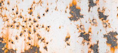 Yaşlı grunge yaşlanmış, yıpranmış hasarlı beyaz paslı metal çelik çelik duvar dokusu arkaplanından soyulmuş. 