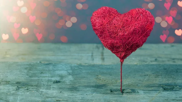 情人节爱情婚礼生日背景横幅贺卡 乡村老式木制餐桌质感上的红色气球心 点缀着浪漫的假灯 — 图库照片
