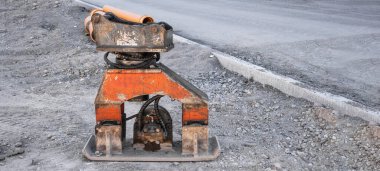 İnşaat mühendisliği / yol inşaat alanı - çakıl / çakıl tabakasında titreşimli plaka