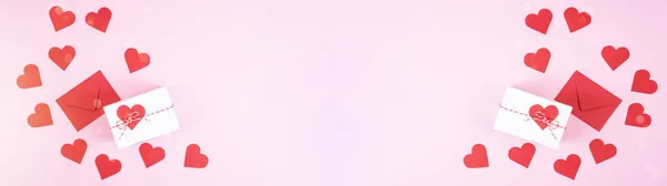 情人节爱心婚礼生日贺卡全景彩旗模板白色礼品盒 红白缎带 粉色背景纹理顶视图 — 图库照片