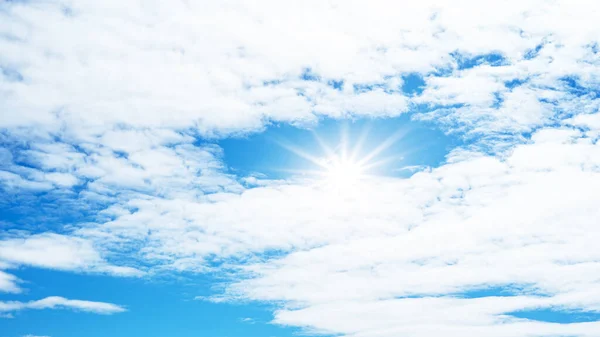 雲の背景バナーパノラマ 雲と太陽の反射 太陽の光 夏の天気 — ストック写真