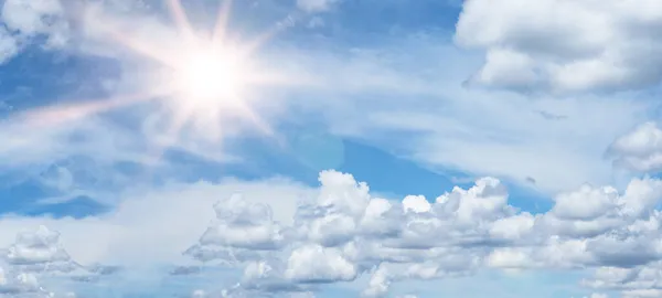 雲の背景バナーパノラマ 雲と太陽の反射 太陽の光 夏の天気 — ストック写真
