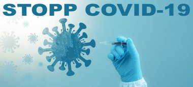 CORONAVIRUS - CORONA VACCINation Stop COVID-19 - Doktor elinde şırıngayla Corona aşısını mavi arka planda izole edilmiş bir virüs sembolüne enjekte ediyor