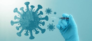 CORONAVIRUS - CORONA VACCINation Stop COVID-19 - Doktor elinde şırıngayla Corona aşısını mavi arka planda izole edilmiş bir virüs sembolüne enjekte ediyor