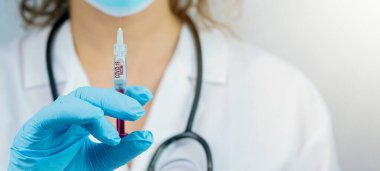 CORONAVIRUS COVID-19 / CORONA VACCINASYONU - Genç bayan doktorun yakın çekimi elinde Corona aşısı ile şırınga tutuyor
