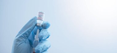 CORONAVIRUS COVID-19 / CORONA VACCINASYONU - Doktorun elinde şırınga ve Corona aşısı var