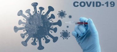 CORONAVIRUS - CORONA VACCINation Stop COVID-19 - Doktor elinde şırıngayla Corona aşısını mavi arka planda izole edilmiş bir virüs sembolüne enjekte ediyor