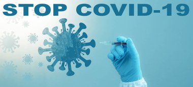 CORONAVIRUS - CORONA VACCINation Stop COVID-19 - Doktor elinde şırıngayla Corona aşısını mavi arka planda izole edilmiş bir virüs sembolüne enjekte ediyor