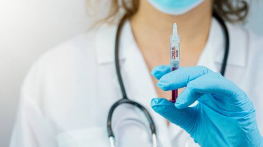 CORONAVIRUS COVID-19 / CORONA VACCINASYONU - Genç bayan doktorun yakın çekimi elinde Corona aşısı ile şırınga tutuyor