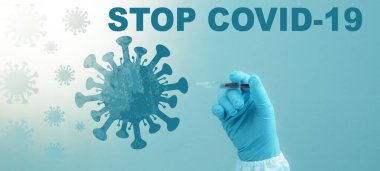 CORONAVIRUS - CORONA VACCINation Stop COVID-19 - Doktor elinde şırıngayla Corona aşısını mavi arka planda izole edilmiş bir virüs sembolüne enjekte ediyor