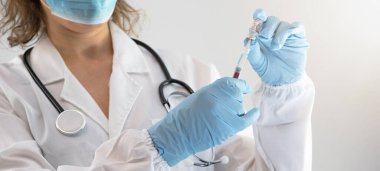 CORONAVIRUS COVID-19 / CORONA VACCINASYONU - Genç bayan doktorun yakın çekimi elinde şırınga ve Corona aşısı tutuyor