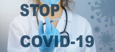 CORONAVIRUS STOP COVID-19 / CORONA VACCINATION - Genç bayan doktorun elinde kırmızı çizgi film virüsü sembolü olan Corona aşısı olan bir şırınga bulunduruyor