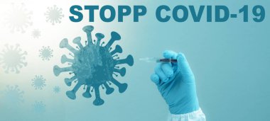 CORONAVIRUS - CORONA VACCINation Stop COVID-19 - Doktor elinde şırıngayla Corona aşısını mavi arka planda izole edilmiş bir virüs sembolüne enjekte ediyor