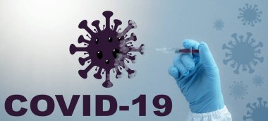 CORONAVIRUS - CORONA VACCINation Stop COVID-19 - Doktor elinde şırıngayla Corona aşısını mavi arka planda izole edilmiş bir virüs sembolüne enjekte ediyor
