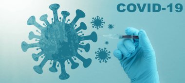 CORONAVIRUS - CORONA VACCINation Stop COVID-19 - Doktor elinde şırıngayla Corona aşısını mavi arka planda izole edilmiş bir virüs sembolüne enjekte ediyor