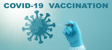 CORONAVIRUS - CORONA VACCINation Stop COVID-19 - Doktor elinde şırıngayla Corona aşısını mavi arka planda izole edilmiş bir virüs sembolüne enjekte ediyor