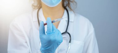 CORONAVIRUS COVID-19 / CORONA VACCINASYONU - Genç bayan doktorun yakın çekimi elinde Corona aşısı ile şırınga tutuyor