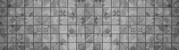 グレーアントラサイトダークヴィンテージレトロ幾何学的な正方形のモザイクモチーフセメントコンクリートタイルテクスチャ背景バナーパノラマ — ストック写真