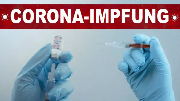 Coronavirus Covid Oltás Fecskendőt Corona Vakcinával Kezében Tartó Orvos Piros — Stock Fotó