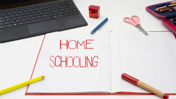 Homeschooling Hintergrund Laptop Leeres Schulheft Schere Spitzer Füllfederhalter Mäppchen Und — Stockfoto