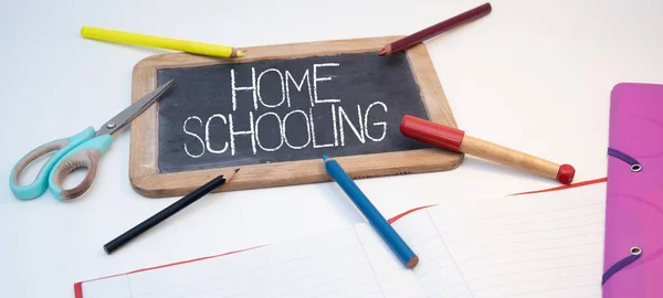 Homeschooling Hintergrund Schultafel Stifte Und Scheren Isoliert Auf Weißem Schreibtisch — Stockfoto