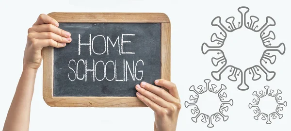家庭学校背景横幅 白色背景 白色粉笔字母和卡通病毒隔离的木制框架儿童手拿着的黑板 上面有文字空间 — 图库照片