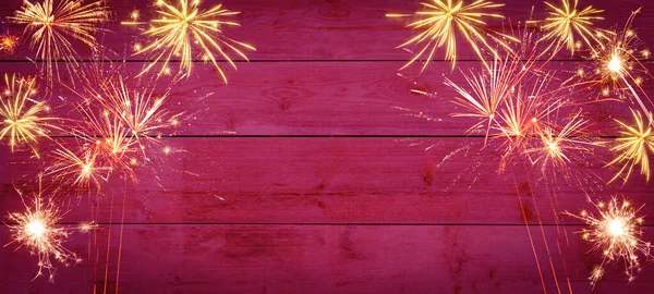 银丝烟火新年背景横幅全景 乡村粉红木板墙质感上的金色节日烟火 — 图库照片